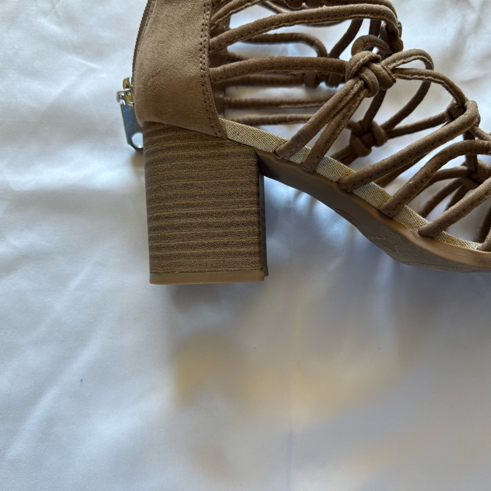 Tan heels - Picture 2 of 4